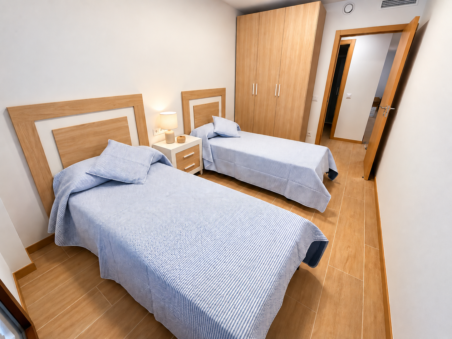 Dormitorio con dos camas de Forcall Suites I